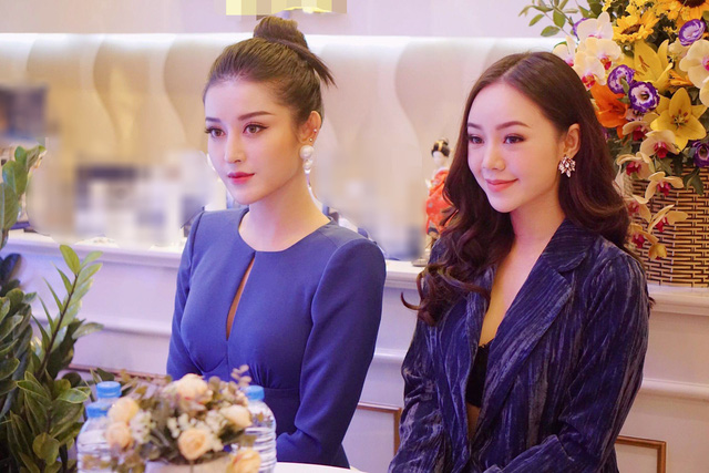 Ngoài Á hậu Huyền My còn xuất hiện nữ diễn viên Quỳnh Kool – người thủ vai Đào, em gái của “Lan cave” trong bộ phim truyền hình “Quỳnh búp bê”. Huyền My có dịp gặp gỡ, trò chuyện sôi nổi với nữ diễn viên Quỳnh Kool - hotgirl của bộ phim truyền hình đã “làm mưa làm gió” màn ảnh thời gian qua. Hai người đẹp đã trò chuyện sôi nổi, vui vẻ.  