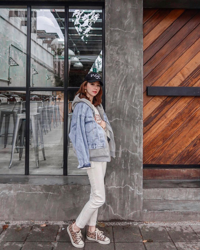 Cũng đừng chỉ giới hạn mình trong những đôi giày sneakers trơn màu. Năm nay, họa tiết da báo lên ngôi nên các nàng sành mặc sẽ chẳng thể bỏ qua những đôi sneakers mang họa tiết 
