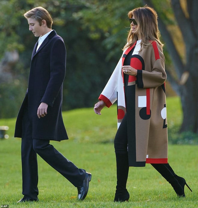 Dù chỉ mới 12 tuổi nhưng Barron Trump đã cao lớn phổng phao hơn các bạn bè đồng trang lứa. Hồi tháng 8, cậu út nhà Trump được báo cáo đã cao đến 1,8 m. Dân mạng cho rằng vóc dáng vượt trội hiện tại của Trump là được thừa hưởng từ người mẹ siêu mẫu và bố cao đến 1,9 m. 