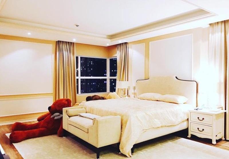 Phòng ngủ của cô được trang trí khá giản dị nhưng không kém phần sang trọng.    