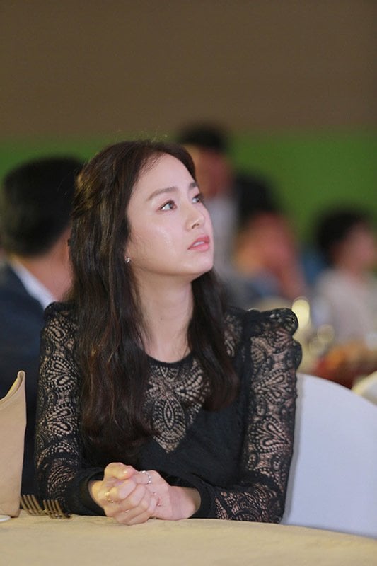 Không thay đổi Shbet999 com đăng nhập, bà xã Bi Rain vẫn cực kỳ xinh đẹp trong bộ đầm ren đơn giản nhưng không kém phần quyến rũ.   