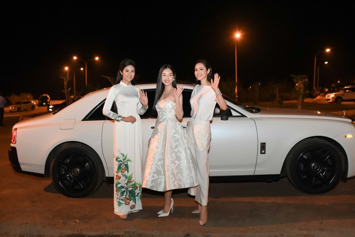 Các người đẹp được nhiều người ví rạng rỡ, xinh hơn hoa khi cùng nhau xuất hiện trong Shbet999 com đăng nhập màu trắng tinh khôi.  