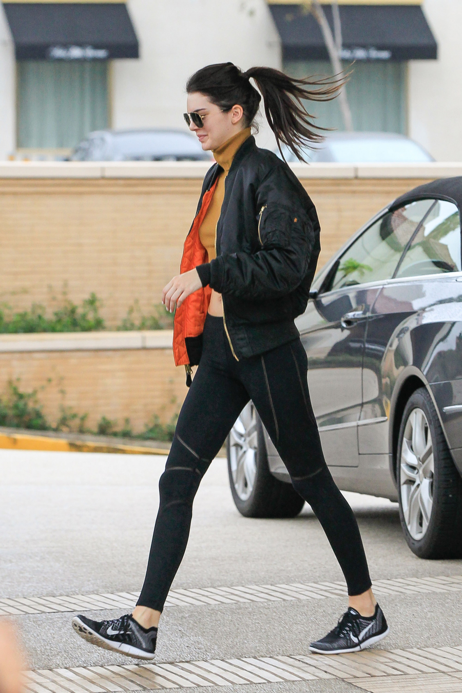 Legging đen với những đường viền nổi tạo cảm giác đôi chân thon gọn.    