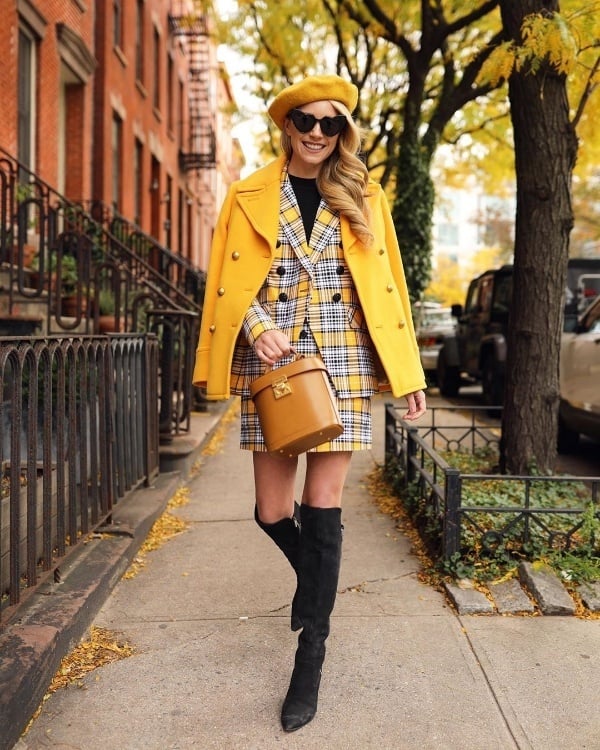 Được biết đến là một trong những fashionista có tài mix đồ màu sắc đầy khéo léo, trang Instagram của Blair Eadie lúc nào cũng thu hút người xem bởi vẻ vui tươi và rạng rỡ. Tuần này, cô lựa chọn một bộ cánh street style lấy tông vàng chói chang làm chủ đạo. Xuống phố ngày đầu Đông se lạnh, cô chọn blazer kẻ phối cùng chân váy và áo khoác dạ dáng ngắn cùng các phụ kiện như mũ nồi, túi bucket đều có tông vàng.    