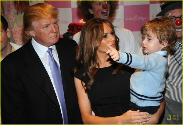 Barron Trump bên mẹ và bố trong một sự kiện cách đây rất nhiều năm.    