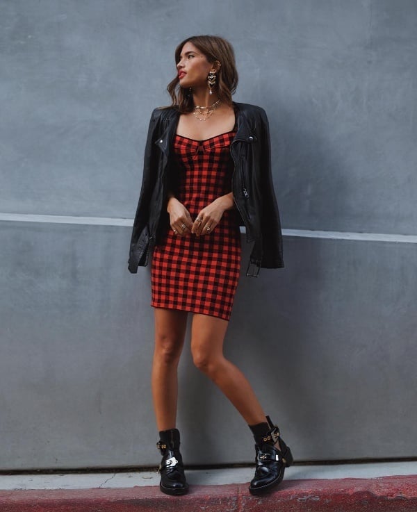 Biker jacket là một trong những kiểu áo khoác được nhiều tín đồ yêu thích mỗi khi trời trở lạnh bởi không chỉ ấm áp mà còn mang lại vẻ sành điệu cá tính thời thượng cho người mặc. Cũng lựa chọn item này, Rocky Barnes kết hợp cùng với váy liền kẻ caro tông đỏ khá nổi bật. Đôi combat boots trở thành phụ kiện lý tưởng cho phong cách của cô nàng.    
