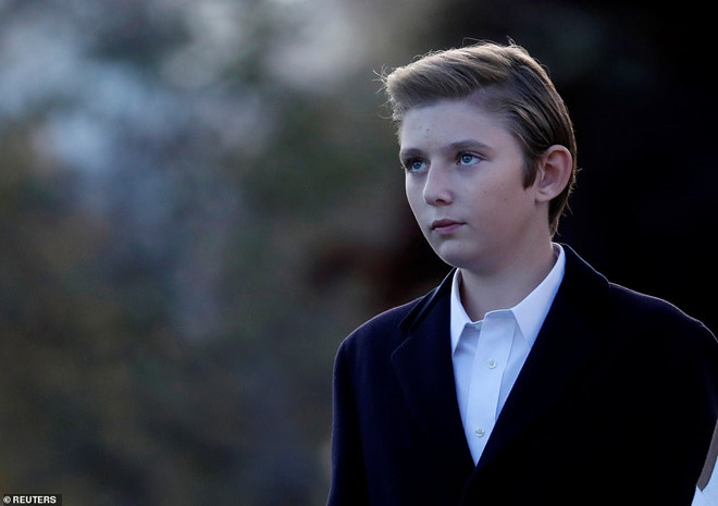 Cận cảnh gương mặt với những đường nét hài hòa của con trai út Tổng thống Trump. Theo nguồn tin, Barron Trump theo học tại trường Episcopal St Andrew ở Potomac, Maryland, cách Nhà Trắng không xa. 