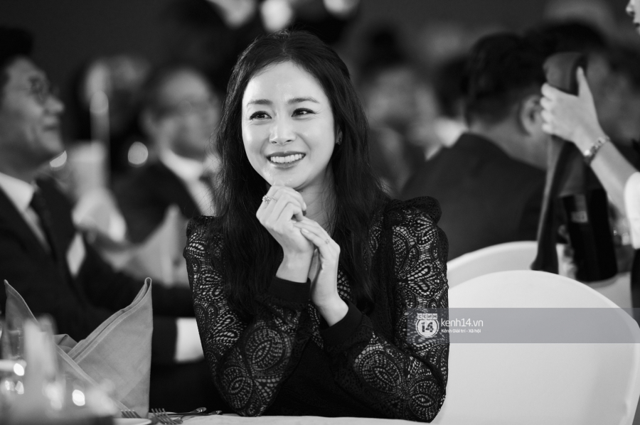 Và khi Kim Tae Hee cười, khoảnh khắc này tự động trở thành một bức tranh đẹp xuất thần    
