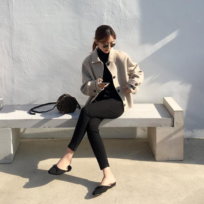 Năm nay những chiếc áo khoác dạ dáng ngắn theo phong cách vintage lại lên ngôi hơn cả, khác với áo khoác dạ dáng dài, áo dáng ngắn dễ mix đồ và không tạo cảm giác 
