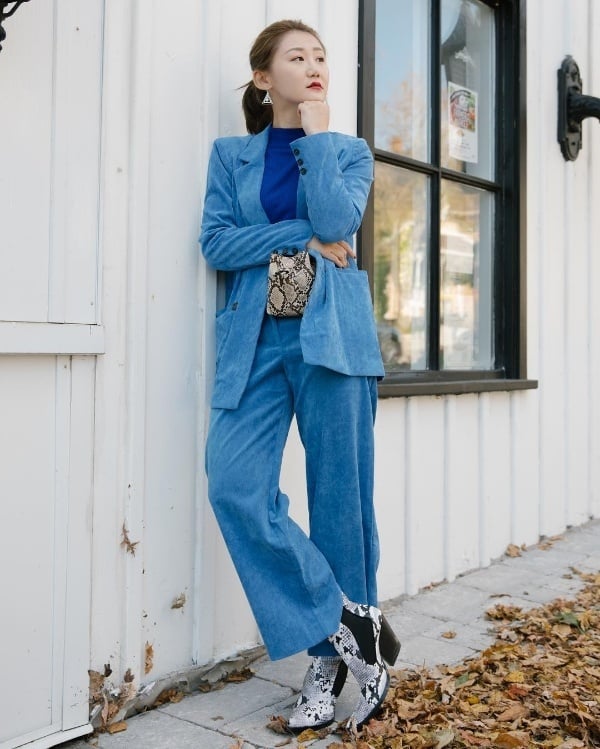 Suit màu sắc nổi bật là một trong những xu hướng hot nhất trong mùa Thu - Đông này. Regina đã trót ''phải lòng'' gam xanh thiên thanh khi từ áo len bên trong cho tới bộ Shbet999 com đăng nhập bên ngoài đều được cô ưu ái gam màu này.     