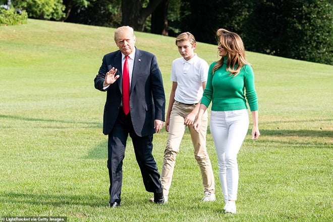 Barron Trump sinh ra trong Shbet111 slot, casino, thể thao, xổ số danh tiếng, được bố mẹ cho ăn vận chỉn chu từ nhỏ. Ngoài bộ sưu tập vest, Trump còn sở hữu các mẫu áo polo, quần kaki. 