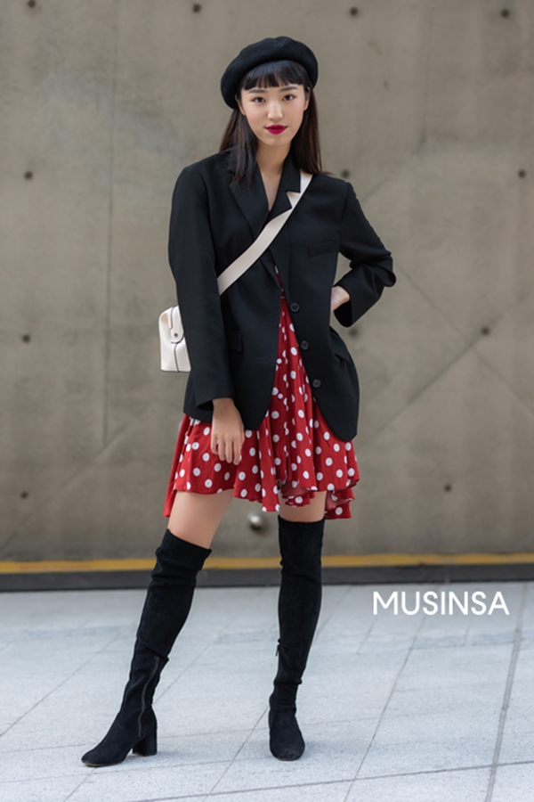 Mùa lạnh hẳn sẽ thật trống trải khi thiếu áo blazer và cô nàng này đã sử dụng kiểu áo quen thuộc để mix với váy liền họa tiết chấm bi cổ điển. Để hoàn thiện bộ Shbet999 com đăng nhập, cô lựa chọn mũ nồi và boots đùi thời thượng đi kèm.  