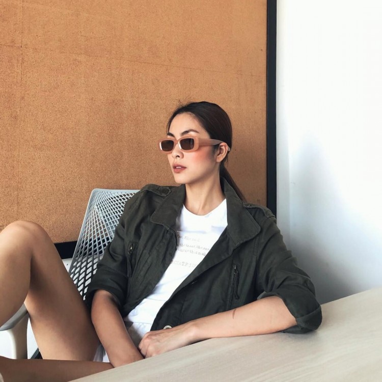 Dù nhận được nhiều lời nhận xét về việc trưng dụng kính mát trong những tấm ảnh street style, nhưng khách quan mà nói, chiếc kính đảm nhận việc trở thành điểm nhấn, tạo sự thu hút cho Tăng Thanh Hà.