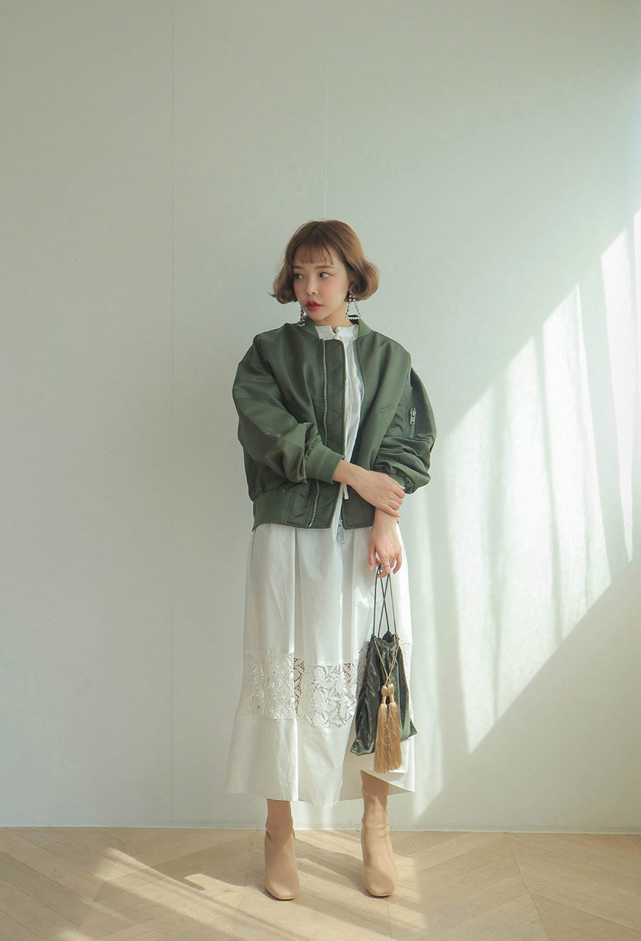 Đây chính là lúc những chiếc áo khoác phát huy thế mạnh. Áo khoác dạ dáng dài, bomber, blazer hay áo khoác bò đều phù hợp với váy liền dù bánh bèo đến đâu. Hãy dựa vào nhiệt độ bên ngoài để lựa chọn kiểu áo khoác phù hợp.    