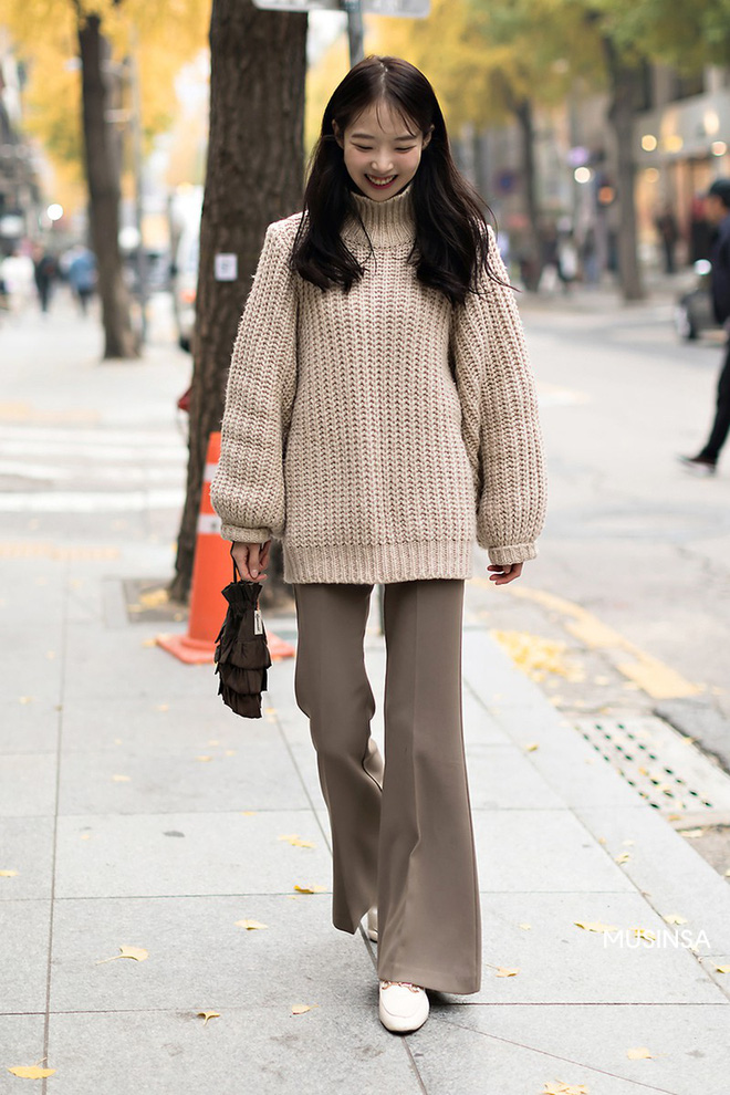 Áo len dáng oversize và quần tây ống loe xứng đáng trở thành công thức cơ bản của các cô nàng mùa đông này. Không chỉ là phương án thay thế cho chiếc quần jeans quen thuộc, kiểu quần ống loe còn mang đến dáng vẻ nữ tính, mới mẻ cho set đồ cũng như giúp những cô nàng chân 