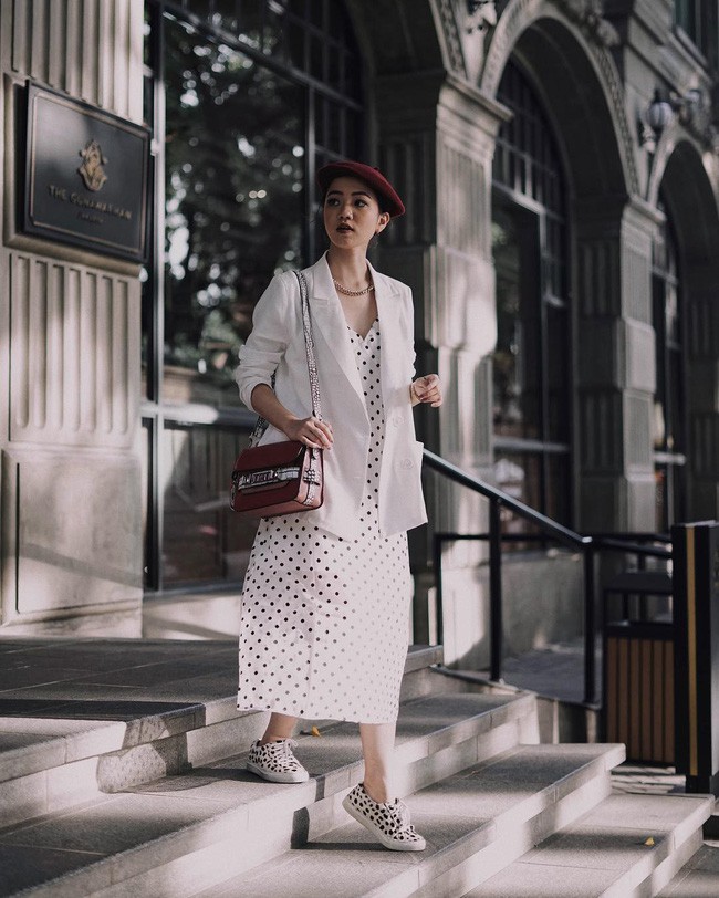 Set đồ với váy chấm bi, khoác ngoài áo blazer trắng tinh khôi rồi mix cùng giày sneakers họa tiết xuyệt tông này quả là một lựa chọn vừa trang nhã, thanh lịch nhưng cũng không kém phần thú vị, sành điệu. Set váy áo này sẽ hoàn hảo nhất nếu các nàng diện vào những ngày đông có nắng ấm áp.    