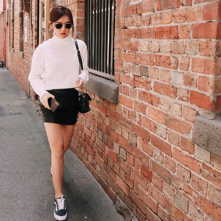 Trúc Anh The Face cũng sử dụng tông màu trung tính, trắng đen trên outfit xuống phố của mình.    
