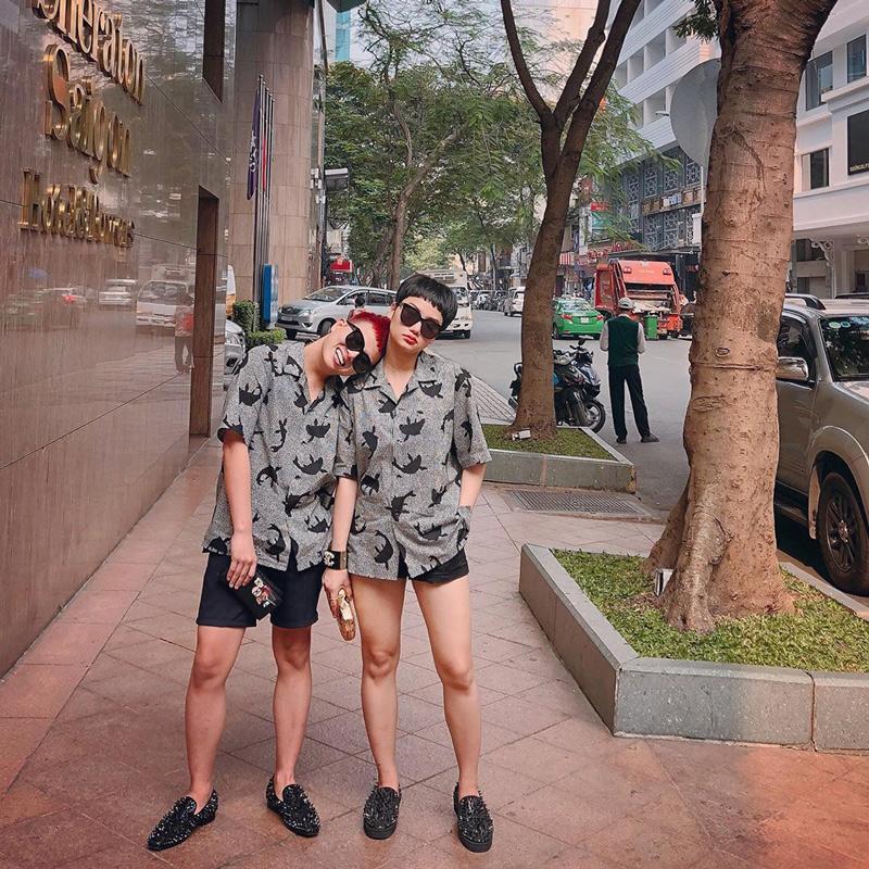 Không những thế, cả hai còn rất chăm chỉ diện đồ đôi cùng nhau mỗi khi đi chơi, mua sắm hay dạp phố.    