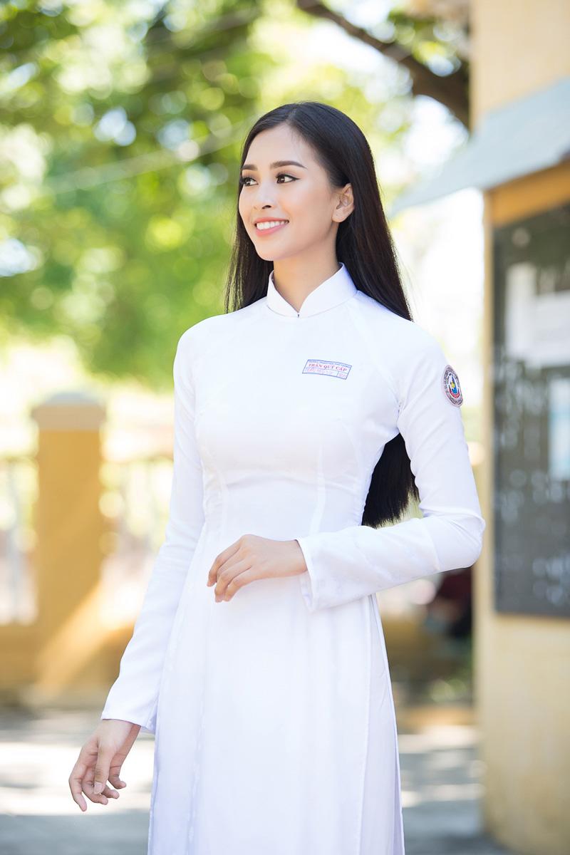 Vẻ đẹp ngọt ngào của Tiểu Vy được khái thác một cách triệt để, khi cô khoác lên mình tà áo dài nữ sinh tinh khôi nhưng không kém phần lãng mạn.     