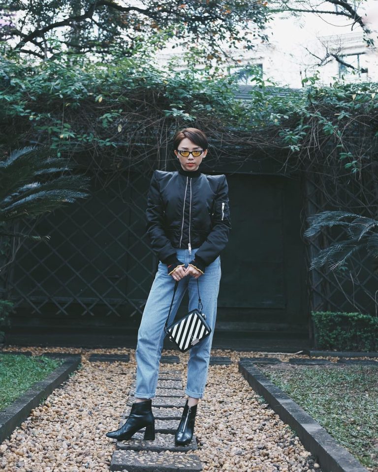 Tóc Tiên phối hợp quần jeans với bốt thấp cổ da bóng hợp mốt.  