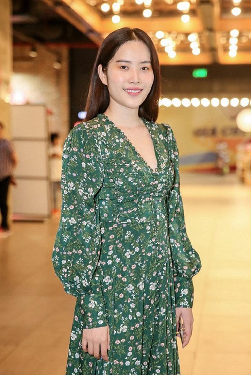 Cô hầu như không chăm chút đến tóc tai, quần áo và phụ kiện thời trang gì nữa. Hình ảnh xuống dốc vì ăn mặc xấu của Nam Em từng gây xôn xao cộng đồng mạng.    