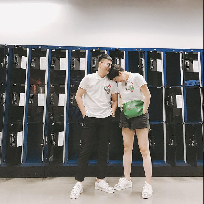 Cả hai chọn áo thun polo in sticker cùng quần đen và giày sneaker trắng. Tuy nhiên, để tạo điểm nhấn, Miu Lê tinh ý phối thêm túi xách đeo hông của thương hiệu nổi tiếng.  