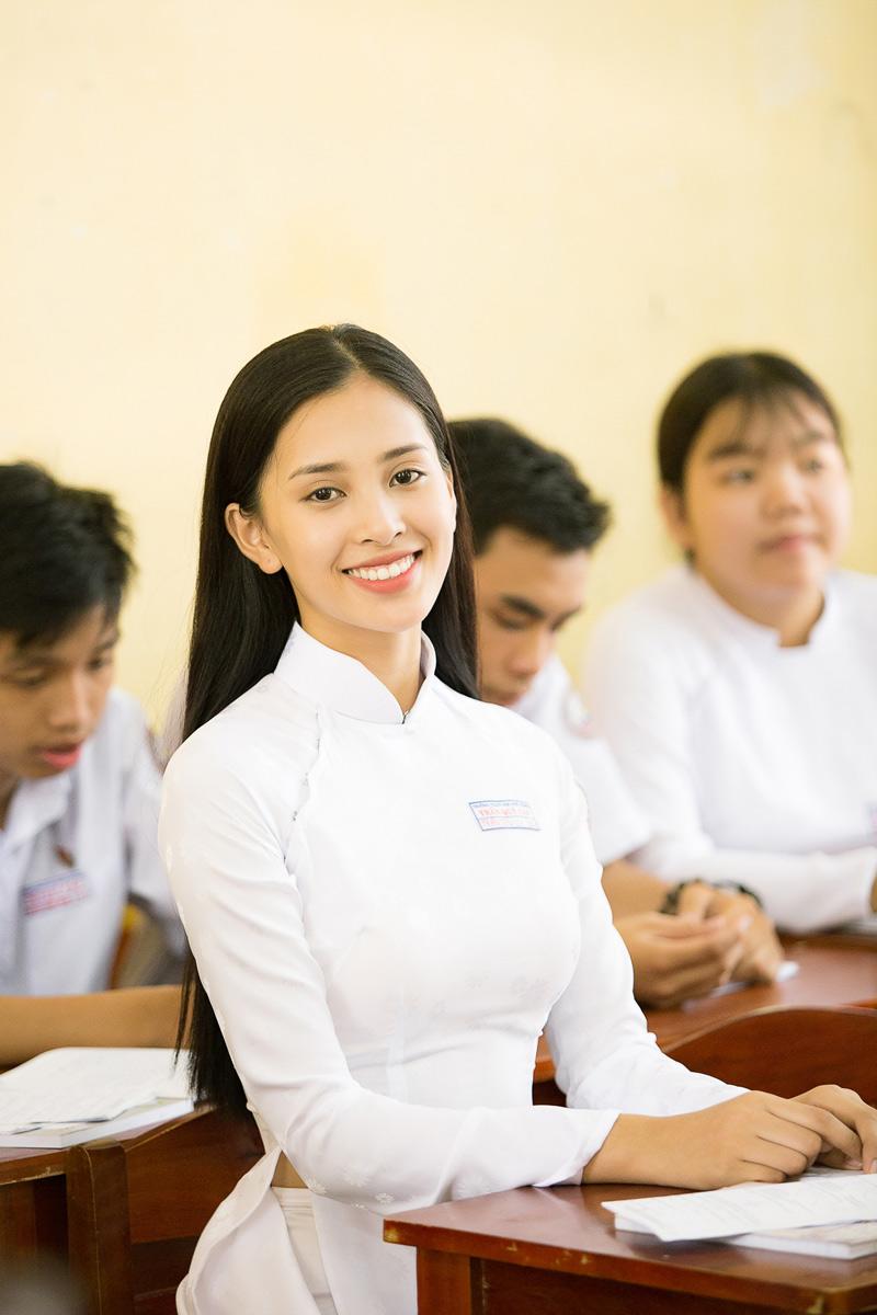 Khi lên lớp, mỹ nhân sinh năm 2000 để mặt mộc hoàn toàn, cô thực sự xứng danh nữ thần mặt mộc mà người hâm mộ ưu ái dành tặng.     