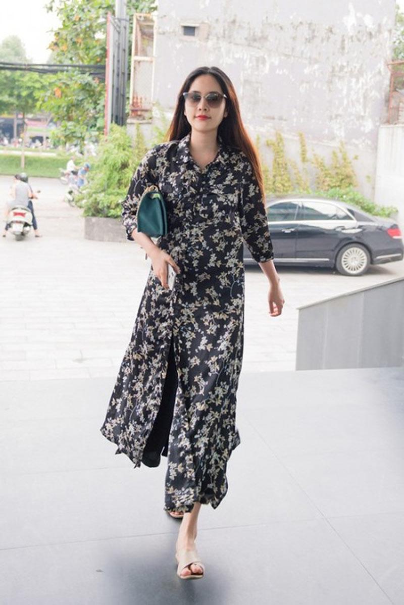 Liên tiếp sau đó là chuỗi ngày Nam Em xuất hiện trên hàng loạt bảng xếp hạng sao ăn mặc thảm hoạ, mặc xấu. Set đồ nuốt hoàn toàn đường cong và chẳng khác gì đồ bầu của người đẹp 9X.    