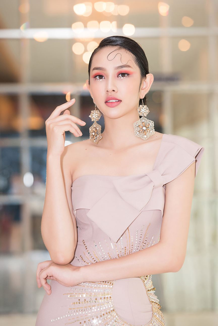 Có thể nói, ngoài mang những tố chất đậm chất “hoa hậu” với  chiều cao 1,70m, hình thể gợi cảm số đo 3 vòng 82-61-91 cùng gương mặt Á đông cùng sự thông minh của mình, Thuỳ Tiên còn là gương mặt được nhiều nhà thiết kế có tiếng trong giới thời trang Việt yêu thích.  