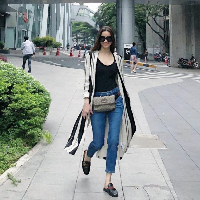 Hồ Ngọc Hà lựa chọn dáng quần suông cùng áo khoác dáng dài.     
