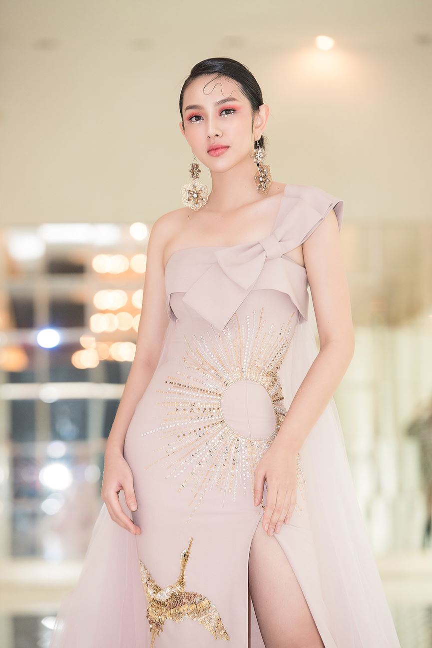 Xuất hiện ở thảm đỏ từ khá sớm, Thuỳ Tiên khéo léo khoe  đôi chân chân thon với váy dạ hội xuyên thấu, nổi bật giữa sự kiện.  