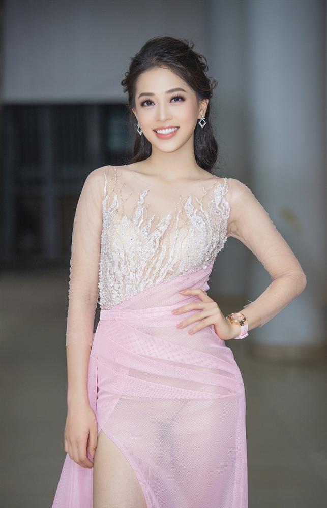 Người đẹp diện váy chất liệu voan xuyên thấu nhưng lại để lộ nội y kém duyên.    