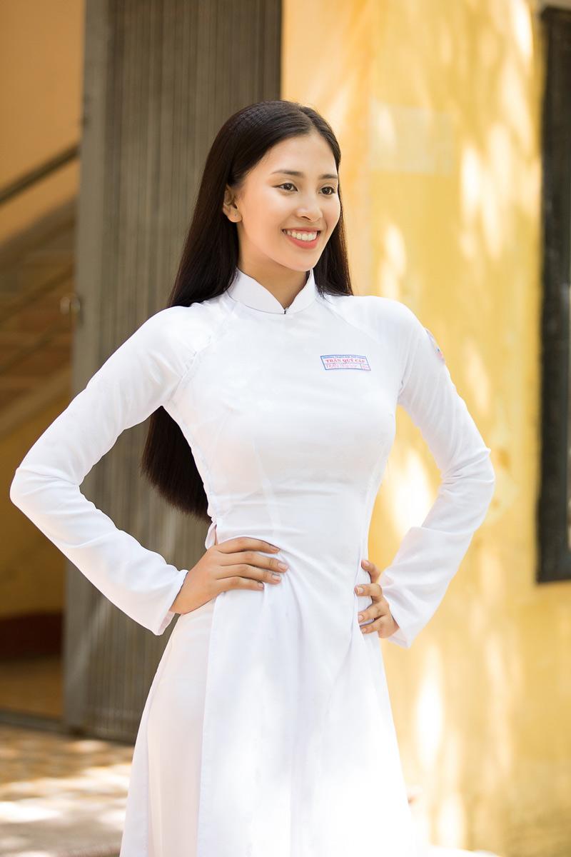Khoảnh khắc diện áo dài trắng tinh khôi của Tiểu Vy khi đá cầu cùng các bạn khiến người xem ngẩn ngơ vì xinh đẹp như tiên giáng trần.     