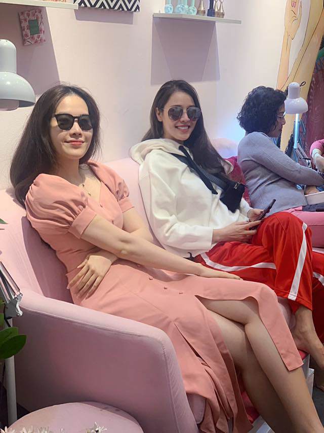 Màu hồng và những gam màu pastel luôn khiến Nam Em trở nên xinh đẹp, thời thượng như những nàng tiểu thư sống trong nhung lụa.    