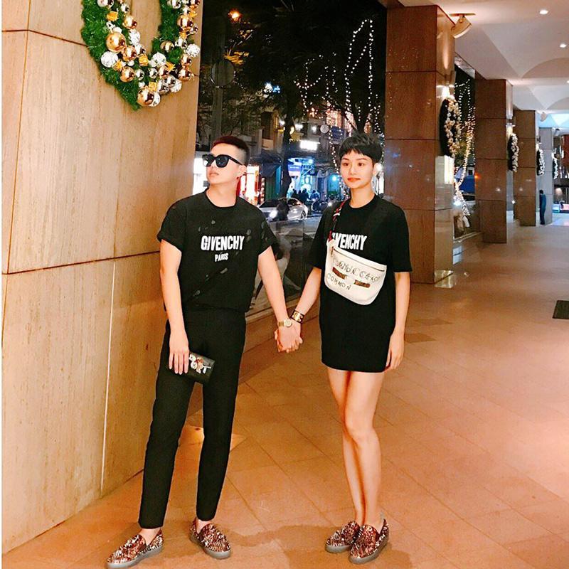 Áo thun của Givenchy được cặp bạn thân mix kèm với giày Christian Louboutin đinh tán xa xỉ để sánh đôi cùng nhau.     
