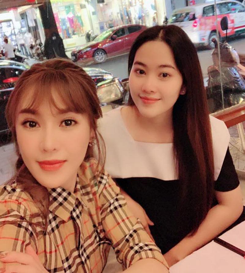 Nam Em giờ đây chú trọng đến cách ăn mặc, chú ý đến những xu hướng thời trang hơn xưa rất nhiều. Cô xuất hiện với hình ảnh ngọt ngào và sang trọng.    
