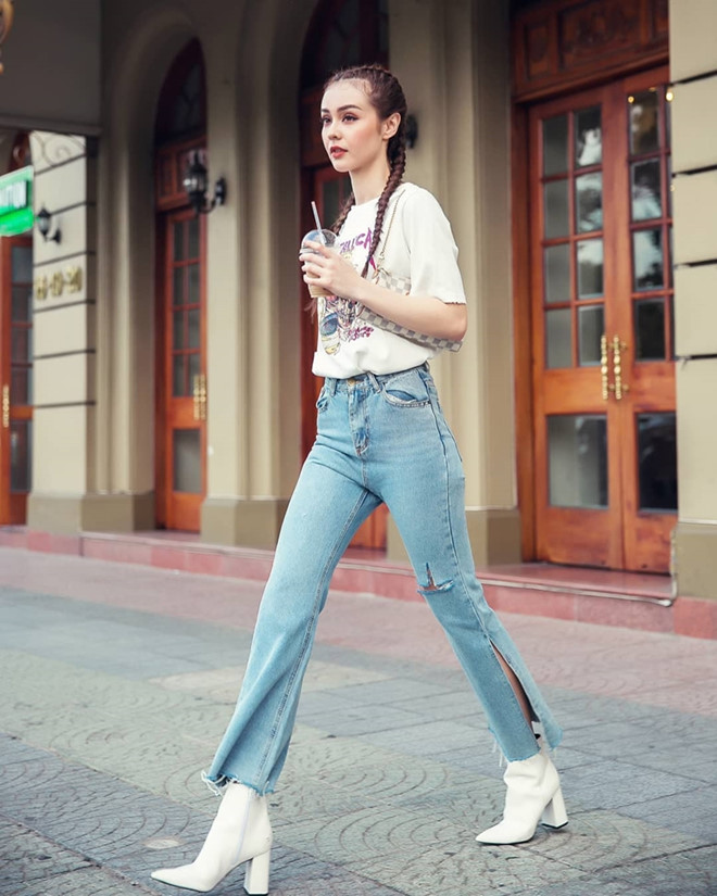 Nữ ca sĩ MLee khiến khán giả “mê man” bởi chiếc quần jeans cạp cao mix cùng đôi giày cổ cao ngang mắt cá.    