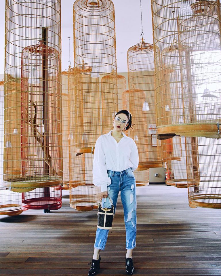 Minh Hằng phá cách khi lựa chọn mẫu quần rách nhiều mảng. 
