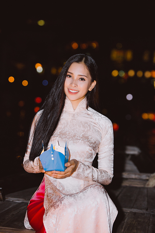 Tại Miss World 2018, Tiểu Vy thể hiện tương đối tốt, vượt quá mong đợi của người hâm mộ. Ngày 23/11 vừa qua, cô trải qua phần thi thuyết trình bằng tiếng Anh khá ấn tượng.    