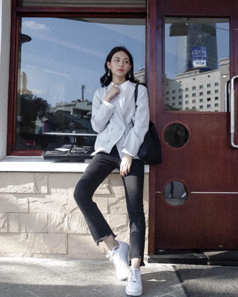 Trong khi đó, Phí Phương Anh chọn lựa thiết kế quần màu đen ôm, phối cùng giày sneakers trắng đơn giản. 