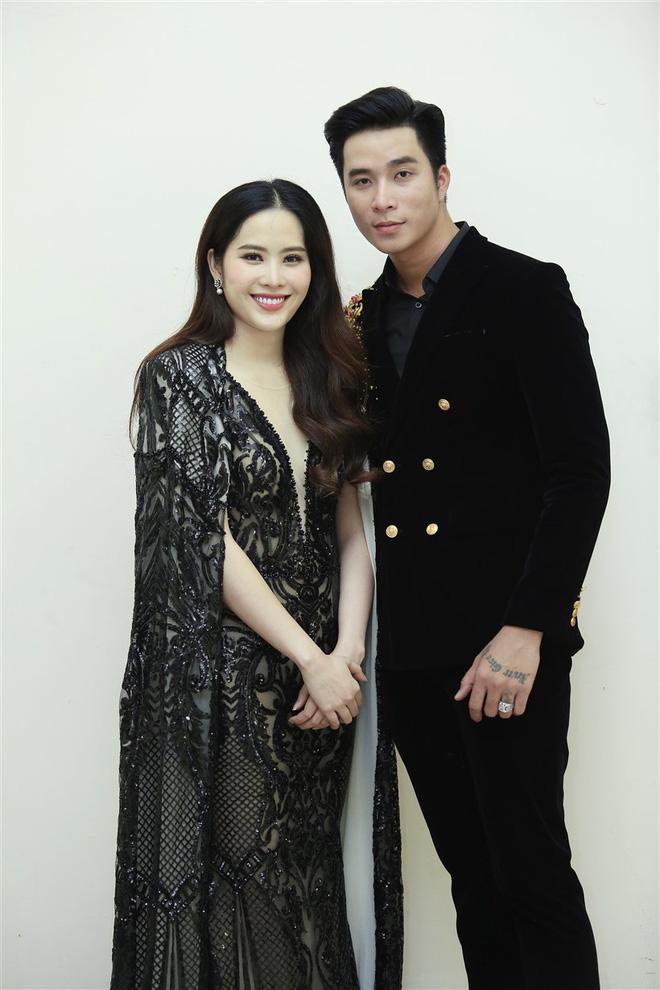 Xuất hiện dày đặc trong cách chương trình nổi tiếng, Nam Em lại khiến fans thích thú khi biến hoá nhiều phong cách thời trang khác nhau, từ quý cô thanh lịch và sang chảnh.    