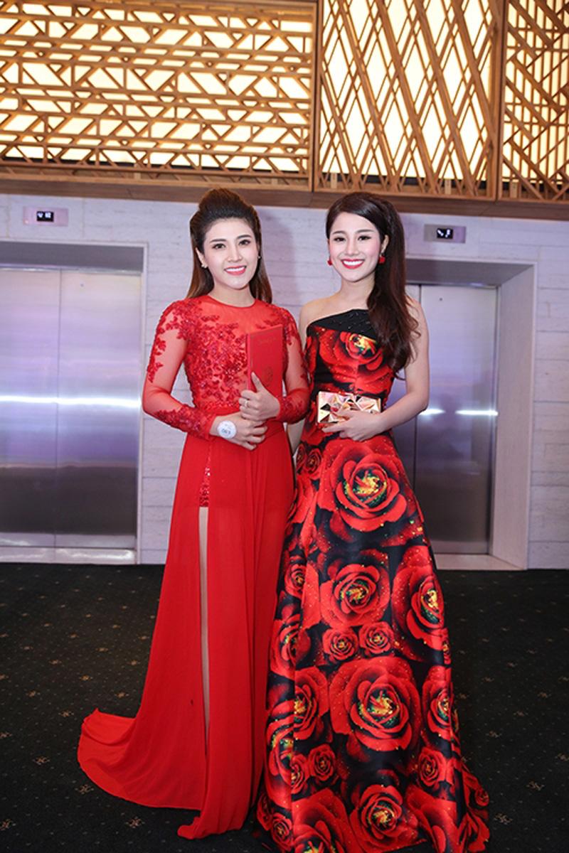 Cùng diện đầm dạ hội lộng lẫy trong Quatrian shbet hiện đang mở Trấn Thành, Tố Ny và Tố My đều lọt top sao xấu của tuần. Thiết kế dạ hội với tông màu đỏ quá lấn át cô dâu dẫn đến phản cảm.     