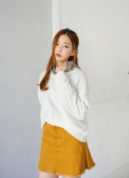Cổ áo sơ mi đẹp được khoe trọn vẹn khi kết hợp sơ mi cùng áo len cổ tim    