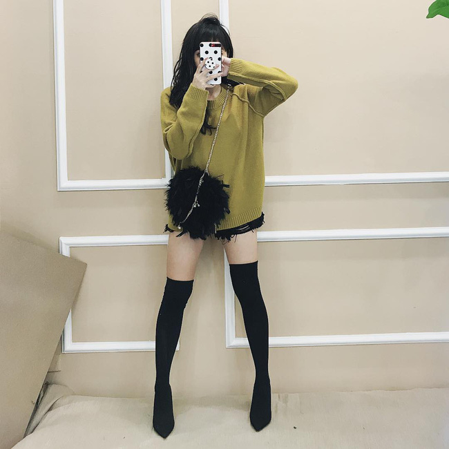 Jang Hy lại cá tính nổi loạn như một teen girl dù đã là một hot mom đình đám. Cô nàng chơi luôn mốt giấu quần khi diện áo len oversized cùng short, chất nhất là đôi boots cao quá gối trong set đồ của Jang Hy.    