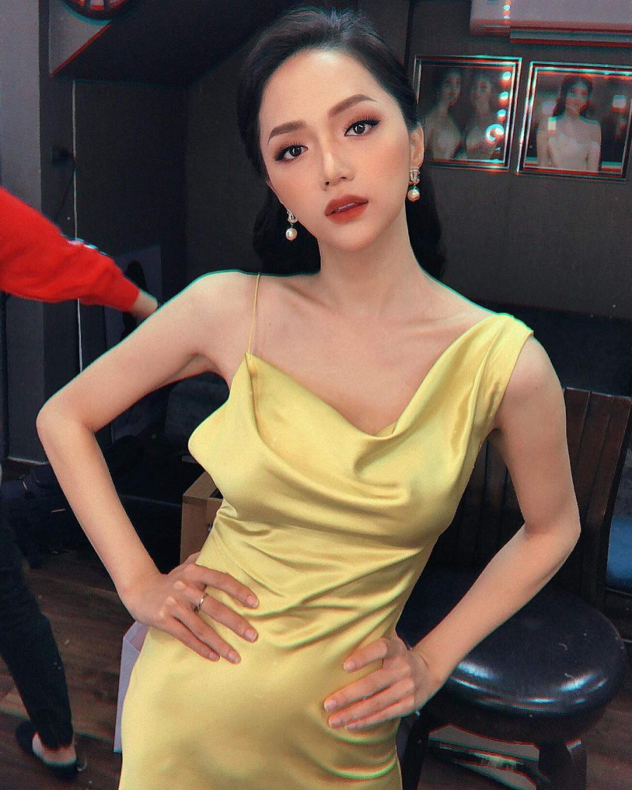 Hương Giang chính là một trong những người đẹp chăm diện đầm trễ cổ nhất trong showbiz Việt. Không thể phủ nhận, cô nàng trông vô cùng nữ tính, cuốn hút khi diện mẫu đầm này. Tuy nhiên, nếu như các người đẹp khác phô bày được những đường cong mềm mại, thân hình căng tràn sức sống thì đáng tiếc, Hương Giang lại để lộ vai trần cùng cánh tay khẳng khiu, gầy gò đến mức báo động.    