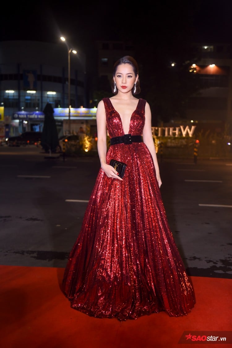 Chi Pu là một trong những mỹ nhân “gây bão” khi vừa xuất hiện. Hot girl Hà thành ngày càng quyến rũ mặn mà, nhất là khi khoác lên mình bộ cánh sequins đỏ thướt tha yêu kiều.    