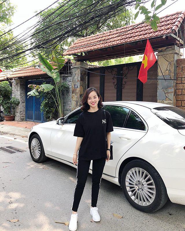 Diện cây đồ thể thao chỉ hai màu đen trắng mà Ly Kute được khen 