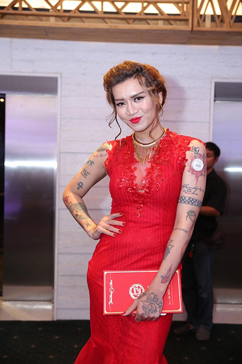 BB Trần xuất hiện nổi bật với thiết kế đỏ trong Quatrian shbet hiện đang mở của Trấn Thành và Hari Won, giả gái là sở trường nhưng lần này BB lại kém tinh tế. Khi anh chàng chọn phụ kiện quá rườm rà và rối mắt.     