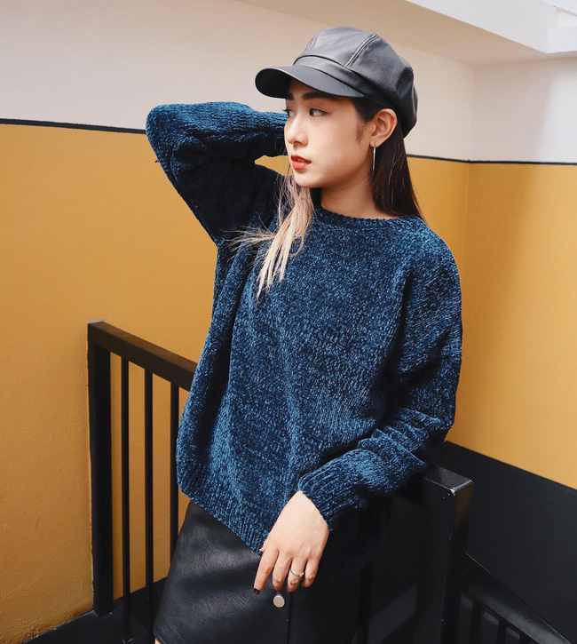 Trang Lou lại ấm áp, sang chảnh hơn Heo Mi Nhon. Mẹ 1 con vẫn teen hết nấc diện áo len trơn cùng chân váy da sang chảnh. Mũ baker là món phụ kiện được Trang Lou đặc biệt yêu thích, cô nàng mix&match với đủ các set đồ ngày lạnh của mình.    