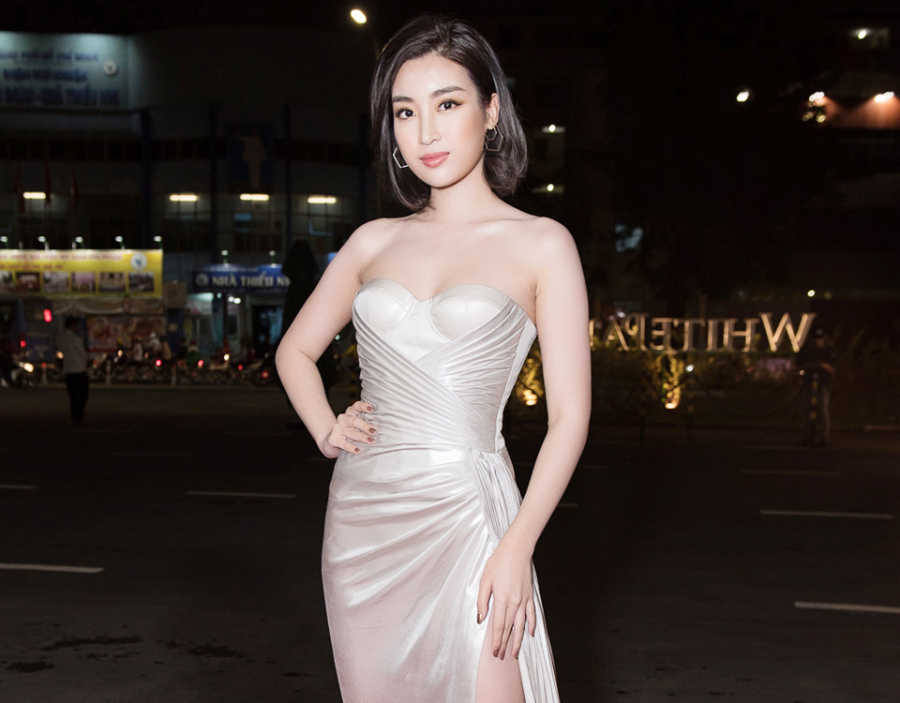 Nổi bật trên thảm đỏ là Hoa hậu Đỗ Mỹ Linh và Hoa hậu người Việt ở Úc Jolie Nguyễn. Tối qua, Đỗ Mỹ Linh chọn bộ váy cúp ngực với đường xẻ cao bên đùi. Sau khi kết thúc nhiệm kỳ Hoa hậu, cô đã có nhiều thay đổi về phong cách ăn vận đời thường lẫn đi sự kiện. Theo đó, Đỗ Mỹ Linh thường xuất hiện với vẻ ngoài trẻ trung, sexy hơn. Mới đây, cô đã chính thức gia nhập VTV, trở thành MC.    